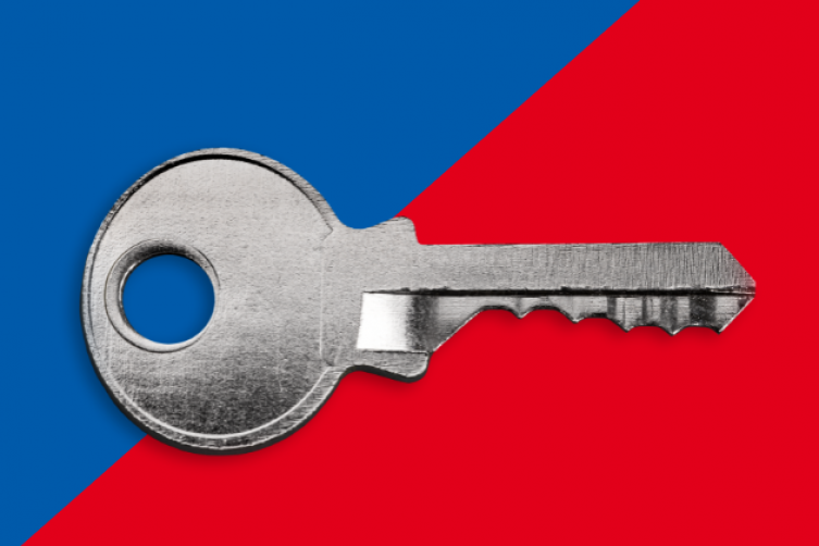 Featurefoto: Ein Schlüssel vor rot-blauem Hintergrund 