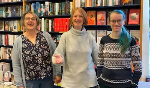 Das Team der Freimund-Buchhandlung (v.l.): Karin Götzer, Maria Neumann und Selina Bartsch. Die vierte im Bunde, Patricia Beierlein, ist nicht auf dem Foto