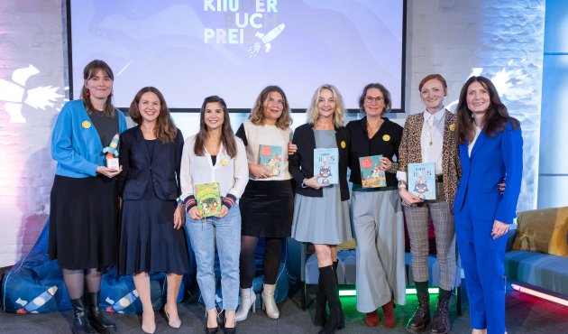 Strahlende Gesichter: Josephine Wolff, Christina Wiehage (Deutscher Kinderbuchpreis), Annika Preil, Sybille Hein, Katja Reider, Tanya Lieske, Alexandra Helm, Jasmin Schröter (v.li.)