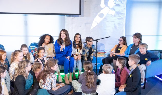 Mitglieder der Kinderjury, Preisstifterin Jasmin Schröter und die Preisträgerinnen Annika Preil und Josephine Wolff (v.li.)