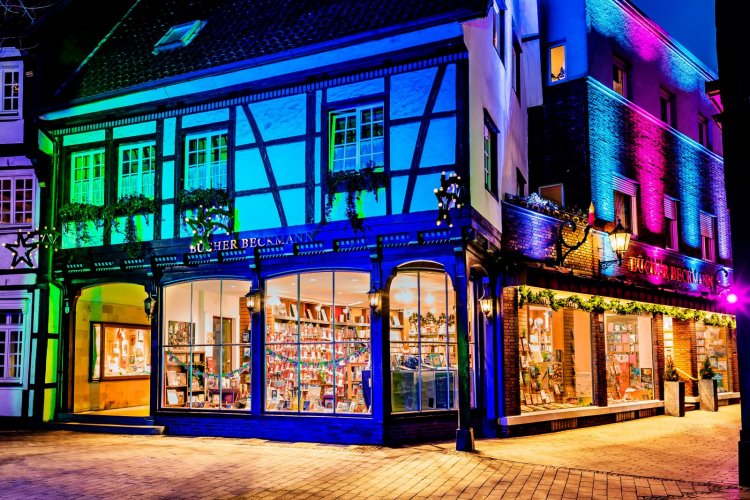 Außenansicht: Fachwerkhaus von Bücher Beckmann in Werne bei Nacht