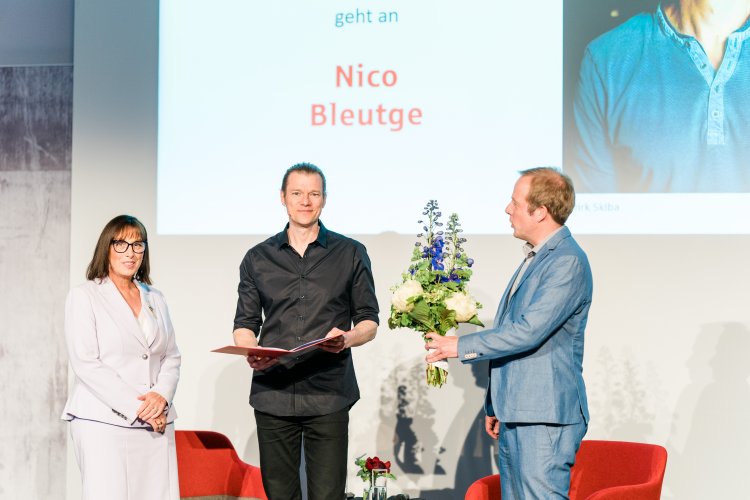 Überreichung der Urkunde mit Karin-Brigitte Göbel, Nico Bleutge und Tobias Lehmkuhl auf einer Bühne