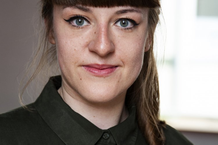 Porträtfoto: Ulrike Melzer vor Fensterscheibe