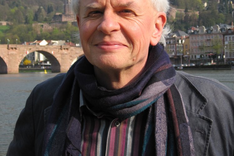 Ralph Dutli, Übersetzer, Schriftsteller und Verleger, lebt in Heidelberg.