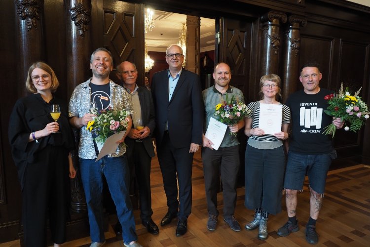 Bremens Bürgermeister Andreas Bovenschulte mit den Gewinnern des Bremer Buchhandlungspreises