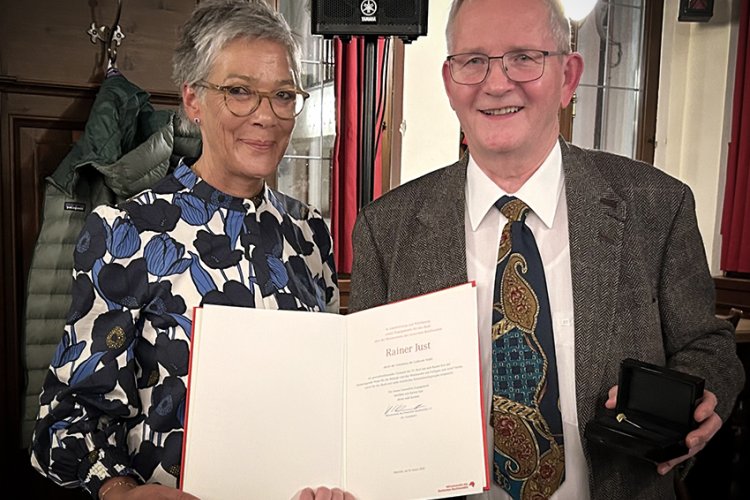 Karin Schmidt-Friderichs mit Urkunde (l.) neben Rainer Just, der die Auszeichnung Goldene Nadel hält