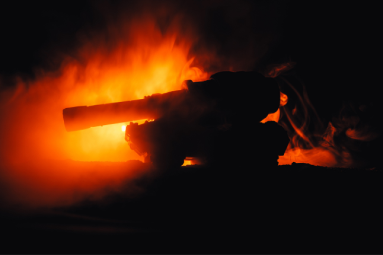 Ein Kampffahrzeug vor Flammenwand