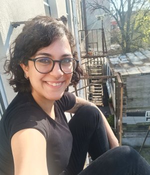 Isabella Caldart mit Brille auf einem Balkon