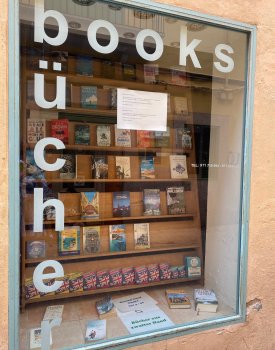 Schaufenster der Buchhandlung Akzent 