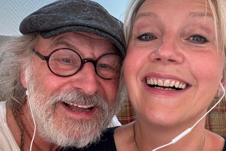 Selfie: Klaus-Peter Wolf und Bettina Göschl mit Headset