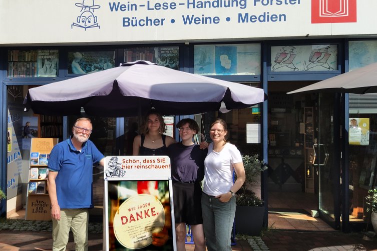 Inhaber Gustav Förster und sein Team vor seiner Buchhandlung in  Ganderkesee