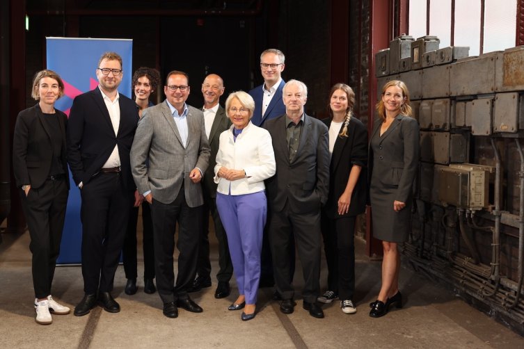 Förderer:innen und Partner:innen des internationalen Literaturfestivals im Ruhrgebiet  (v.l.n.r.) Rieke Brendel (Geschäftsführung und Produktionsleitung lit.RUHR), Tobias Bock (Leitung Programm lit.RUHR), Julia Fischer (Programm lit.RUHR), Thomas Kufen (Oberbürgermeister, Stadt Essen), Rainer Osnowski (Gründer und Geschäftsführer lit.RUHR), Bärbel Bergerhoff-Wodopia (Mitglied im Vorstand der RAG-Stiftung), Frank Weßing (Bereichsleitung Vorstandsstab und Kommunikation, Sparkasse Essen), Heinrich Theodor Gru