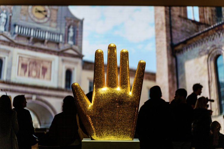 die Skulptur eines goldenen Handschuhs ist Teil des Ehrengastauftritts Italien