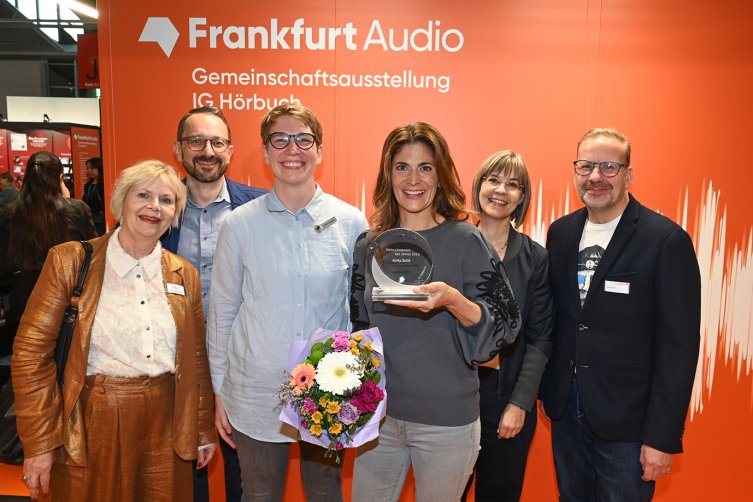 Hörbuchmensch mit Sprecherkreis und Referent: Heike Völker-Sieber, Johannes Ackner, Cathrin Ruppert, Preisträgerin Katty Salié, Kathrin Rüstig und Lothar Sand