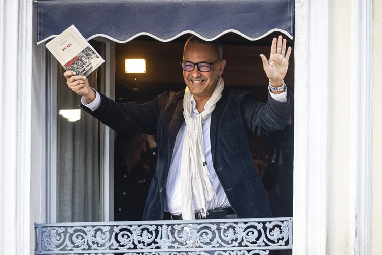 Kamel Daoud, Prix-Goncourt, hält freudestrahlend seinen Roman "Houris" (éditions Gallimard) in die Höhe. 